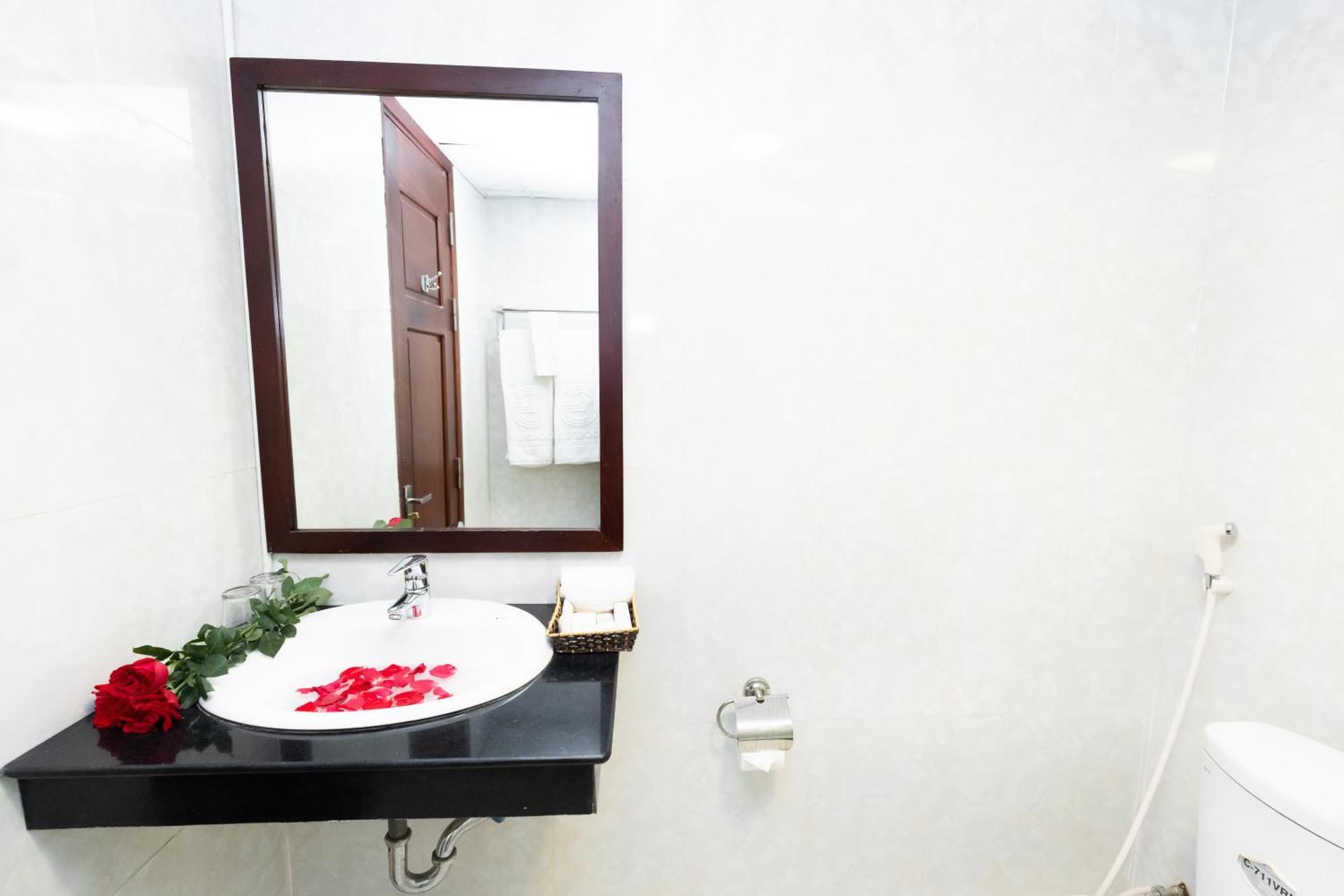 Golden Quang Tri Hotel Dong Ha Esterno foto